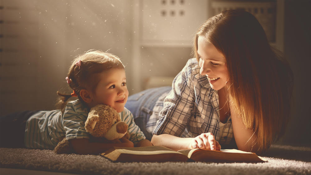 mom-with-child-reading-book